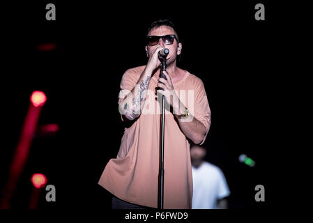 Neapel, Italien. 29 Juni, 2018. Silvano Albanese aka Coez, Sänger und Songwriter und Rapper Italiano in einem Konzert lang erwartete in Neapel an der Arena Flegrea an Laut Neapel Fest 2018. Credit: Massimo Solimene/Pacific Press/Alamy leben Nachrichten Stockfoto