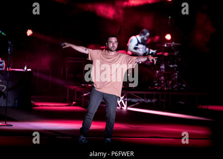 Neapel, Italien. 29 Juni, 2018. Silvano Albanese aka Coez, Sänger und Songwriter und Rapper Italiano in einem Konzert lang erwartete in Neapel an der Arena Flegrea an Laut Neapel Fest 2018. Credit: Massimo Solimene/Pacific Press/Alamy leben Nachrichten Stockfoto