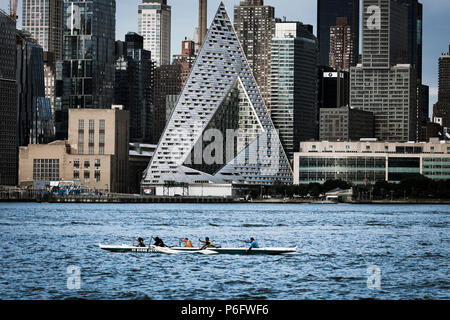 Juni 6, 2018 - NEW YORK, NEW YORK, USA - New York City und den Hudson River verfügt über 57 Gebäude (Verkauf dreieckigen) und die Skyline von Manhattan Stockfoto