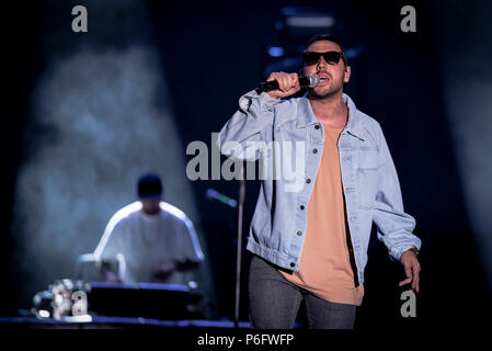 Neapel, Italien. 29 Juni, 2018. Silvano Albanese aka Coez, Sänger und Songwriter und Rapper Italiano in einem Konzert lang erwartete in Neapel an der Arena Flegrea an Laut Neapel Fest 2018. Credit: Massimo Solimene/Pacific Press/Alamy leben Nachrichten Stockfoto