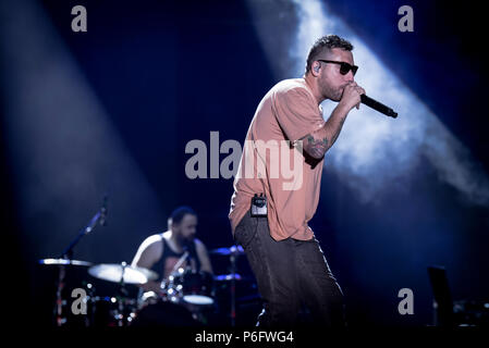 Neapel, Italien. 29 Juni, 2018. Silvano Albanese aka Coez, Sänger und Songwriter und Rapper Italiano in einem Konzert lang erwartete in Neapel an der Arena Flegrea an Laut Neapel Fest 2018. Credit: Massimo Solimene/Pacific Press/Alamy leben Nachrichten Stockfoto