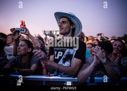 Der amerikanische Sänger und Songschreiber Laura Pergolizzi, besser unter dem Künstlernamen LP bekannt, die live auf der Bühne des Stupinigi Sonic Park Festival in Stupinigi, in der Nähe von Torino. (Foto von Alessandro Bosio/Pacific Press) Stockfoto