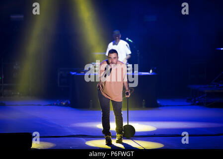 Neapel, Italien. 29 Juni, 2018. Silvano Albanese aka Coez, Sänger und Songwriter und Rapper Italiano in einem Konzert lang erwartete in Neapel an der Arena Flegrea an Laut Neapel Fest 2018. Credit: Massimo Solimene/Pacific Press/Alamy leben Nachrichten Stockfoto