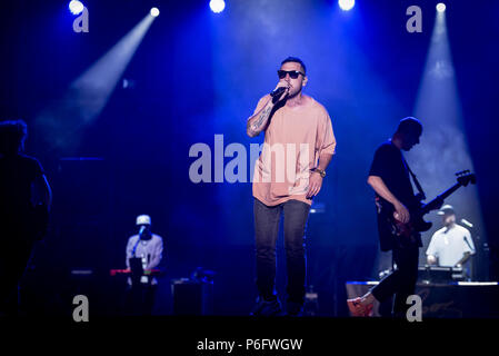 Neapel, Italien. 29 Juni, 2018. Silvano Albanese aka Coez, Sänger und Songwriter und Rapper Italiano in einem Konzert lang erwartete in Neapel an der Arena Flegrea an Laut Neapel Fest 2018. Credit: Massimo Solimene/Pacific Press/Alamy leben Nachrichten Stockfoto