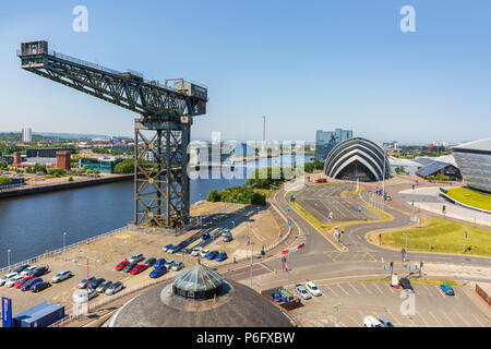 Blick nach Westen entlang den Fluss Clyde mit dem anderston Kran, das gürteltier Konzerthalle, Kunst der Schottischen Ausstellungs- und Konferenzzentrum, der BBC S Stockfoto