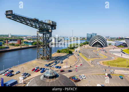 Blick nach Westen entlang den Fluss Clyde an der Finnieston Kran und in Richtung der SECC Armadillo, Veranstaltungsort für Konzerte und über den Clyde Govan, Glasgow, Stockfoto