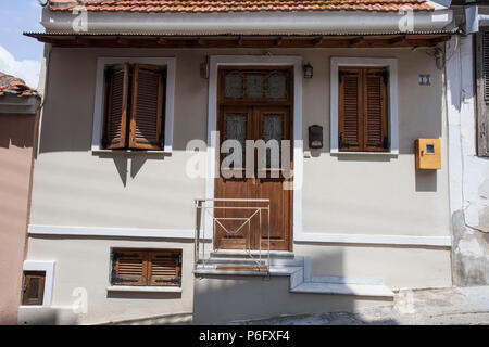 Fassade, Tür und Fenster auf steile Straße, Stadtansicht von Kavala, Griechenland Stockfoto