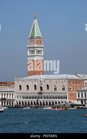 St. Mark's Campanile und Dogenpalast von der Lagune, Venedig, Italien gesehen, UNESCO Weltkulturerbe Stockfoto