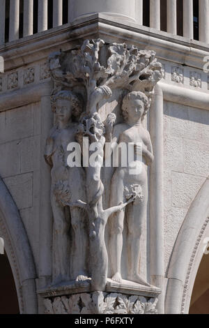 Detail der Dogenpalast mit Statuen von Adam und Eva, Markusplatz, Venedig, Italien Stockfoto