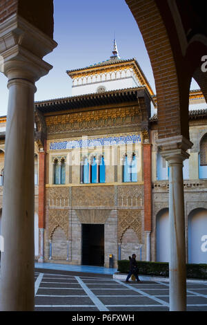 Patio de la Montería, Alcazar, Sevilla, Andalusien, Spanien: Der Eingang zu Don Pedro's Palace Stockfoto