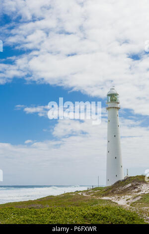 Leuchtturm auf einer zerklüfteten Küstenlinie bei Tag. In Kapstadt Südafrika an der Westküste der Halbinsel fotografiert. Stockfoto