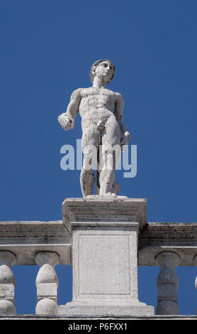 Statue an der Spitze der Nationalbibliothek von St Mark's Biblioteca Marciana, Venedig, Italien, UNESCO Weltkulturerbe