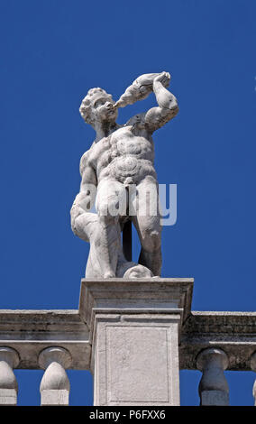 Statue an der Spitze der Nationalbibliothek von St Mark's Biblioteca Marciana, Venedig, Italien, UNESCO Weltkulturerbe
