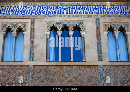 Erste etage Fenster Detail, vor dem Haupteingang des Palacio del Rey Don Pedro, von der Patio de la Montería, Alcazar, Sevilla, Andalusien, Spanien Stockfoto
