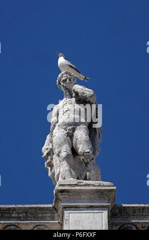 Statue an der Spitze der Nationalbibliothek von St Mark's Biblioteca Marciana, Venedig, Italien, UNESCO Weltkulturerbe Stockfoto