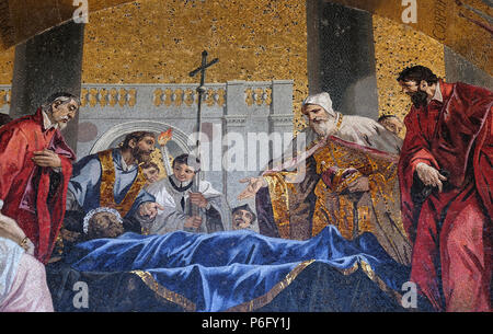 St. Mark's Körper von der Doge und venezianischen Richter verehrt, lunette Mosaik von St. Mark's Basilika, St. Mark's Square, Venedig, Italien Stockfoto