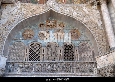 Symbole der vier Evangelisten, Detail der Fassade von St. Mark's Basilika, St. Mark's Square, Venedig, Italien Stockfoto