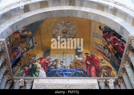 St. Mark's Körper von der Doge und venezianischen Richter verehrt, lunette Mosaik von der Basilika San Marco, Venedig, Italien Stockfoto