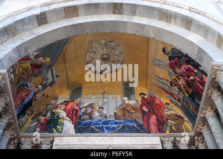 St. Mark's Körper von der Doge und venezianischen Richter verehrt, lunette Mosaik von der Basilika San Marco, Venedig, Italien Stockfoto