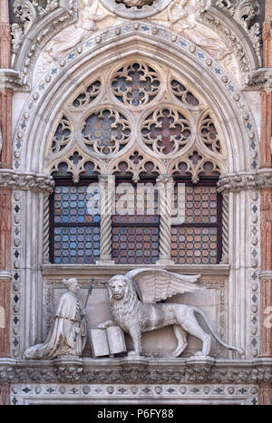 Detail der Porta della Carta Eingang der Dogenpalast in Venedig, Italien, Darstellung Doge Francesco Foscari kniend vor den Löwen von St. Mark Stockfoto