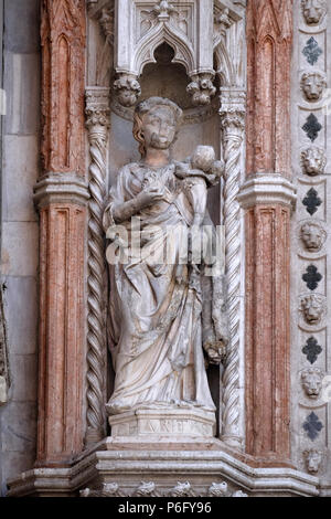 Statue auf der Porta della Carta, Detail der Dogenpalast, Markusplatz, Venedig, Italien, UNESCO Weltkulturerbe Stockfoto