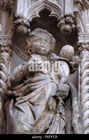 Statue auf der Porta della Carta, Detail der Dogenpalast, Markusplatz, Venedig, Italien Stockfoto