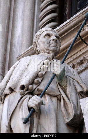 Detail der Porta della Carta Eingang der Dogenpalast in Venedig, Italien, Darstellung Doge Francesco Foscari, UNESCO Weltkulturerbe Stockfoto