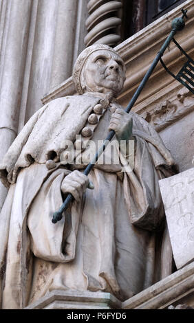 Detail der Porta della Carta Eingang der Dogenpalast in Venedig, Italien, Darstellung Doge Francesco Foscari, UNESCO Weltkulturerbe Stockfoto