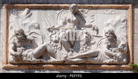 Relief, die Venedig als Gerechtigkeit von der Loggetta von Jacopo Sansovino, unter der Campanile di San Marco, Venedig, Italien Stockfoto