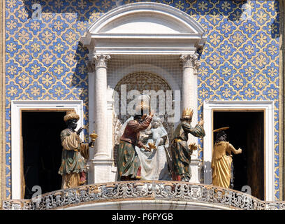 Prozession der drei Könige und Engel auf der St Mark Uhrturm Torre dell'Orologio auf der Piazza San Marco, Venedig, Italien, UNESCO Weltkulturerbe Stockfoto