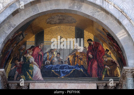 St. Mark's Körper von der Doge und venezianischen Richter verehrt, lunette Mosaik von St. Mark's Basilika, St. Mark's Square, Venedig, Italien Stockfoto