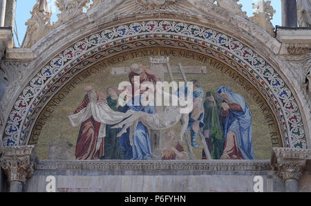 Deposition Jesus Christus vom Kreuz, Mosaik aus obere Fassade der Basilika San Marco, St. Mark's Square, Venedig, Italien Stockfoto