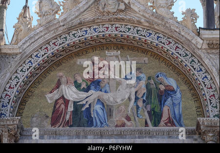 Deposition Jesus Christus vom Kreuz, Mosaik aus obere Fassade der Basilika San Marco, St. Mark's Square, Venedig, Italien Stockfoto