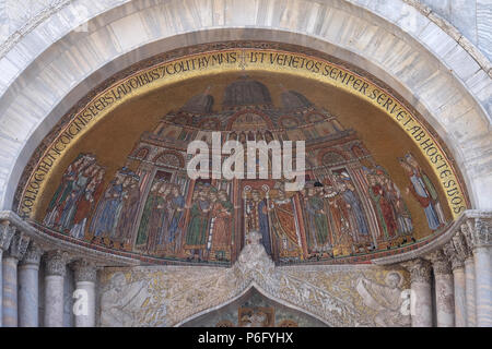 Übersetzung des Körpers von St. Mark, Mosaik an der Fassade von der Basilika San Marco, Venedig, Italien Stockfoto