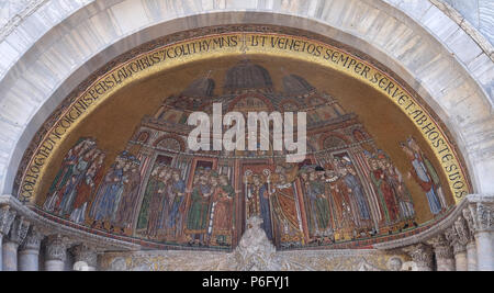 Übersetzung des Körpers von St. Mark, Mosaik an der Fassade von der Basilika San Marco, Venedig, Italien Stockfoto