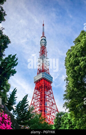 Tokyo Tower auf einem blauen Himmel Hintergrund, Japan Stockfoto