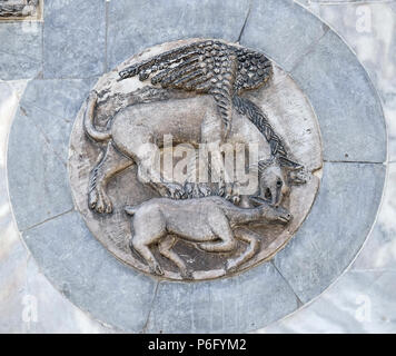 Relief Panel der byzantinischen Ursprungs, die eine mythische Griffon angreifen ein Lamm. An der Wand der Basilika St. Mark's, Piazza San Marco, Venedig, Ital Stockfoto