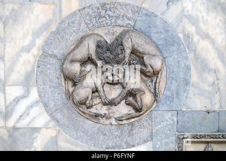 Byzantinische Fabelwesen mit vier Einrichtungen in einem einzigen Kopf, in Marmor ausgeführt, an der Wand der Basilika St Mark's, Piazza San Marco, Venedig Stockfoto