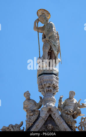 Saint George slaying Dragon, Marmor statue, Detail der Fassade der Basilika St. Markus, St. Mark's Square, Venedig, Italien Stockfoto