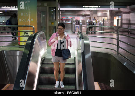 LOS ANGELES, Kalifornien - 29. Juni 2018: Pendler in der Nähe der U-Bahn Station am 29. Juni 2018 in Los Angeles, CA. Stockfoto