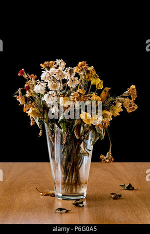 Vase von toten und verwesenden Blumen. Die Gefühle der Einsamkeit, Trauer, Depression und Verlust des Lebens. Stockfoto