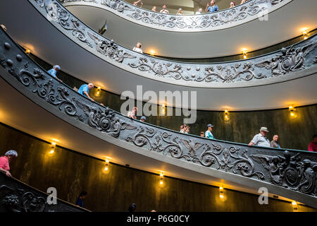 Rom, Italien, 28. Juni 2017: Wendeltreppe im Vatikan Museum, Vatikan, Rom, Italien Stockfoto