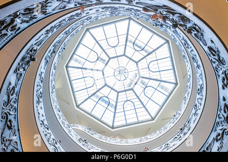 Rom, Italien, 28. Juni 2017: Wendeltreppe im Vatikan Museum, Vatikan, Rom, Italien Stockfoto