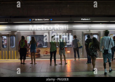 LOS ANGELES, Kalifornien - 29. Juni 2018: Pendler in der Nähe der U-Bahn Station am 29. Juni 2018 in Los Angeles, CA. Stockfoto