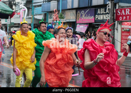 Mitglieder in ihr themed Kostüme während der März. Tausenden um die marikina Sports Center, Manila, Philippinen für die Grand Pride und Festival 2018 gesammelt. Die Metro Manila Stolz zielt darauf ab, einen sicheren, informiert, intersektionale, Bildungs- und Stärkung der Räume für die gay Filipinos zur Verfügung zu stellen. Stockfoto