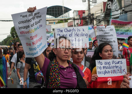 Die Demonstranten zeigen ihre Nachrichten auf Poster während der Parade. Tausenden um die marikina Sports Center, Manila, Philippinen für die Grand Pride und Festival 2018 gesammelt. Die Metro Manila Stolz zielt darauf ab, einen sicheren, informiert, intersektionale, Bildungs- und Stärkung der Räume für die gay Filipinos zur Verfügung zu stellen. Stockfoto