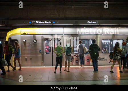 LOS ANGELES, Kalifornien - 29. Juni 2018: Pendler in der Nähe der U-Bahn Station am 29. Juni 2018 in Los Angeles, CA. Stockfoto