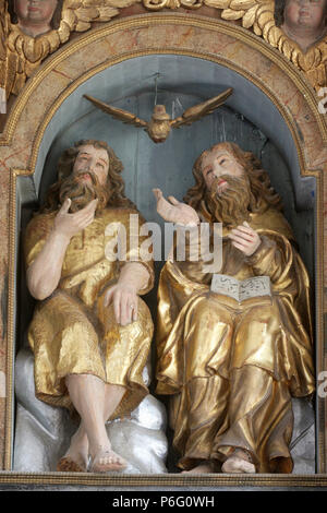 Heilige Dreifaltigkeit, Statue auf dem Hochaltar in der Kirche der Geburt der Jungfrau Maria in Svetice, Kroatien Stockfoto