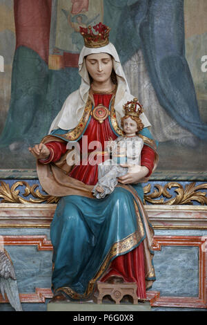 Jungfrau Maria mit dem Jesuskind, Statue auf dem Altar der Heiligen Cyrill und Methodius in der Kirche der Geburt der Jungfrau Maria in Svetice, Kroatien Stockfoto