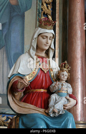 Jungfrau Maria mit dem Jesuskind, Statue auf dem Altar der Heiligen Cyrill und Methodius in der Kirche der Geburt der Jungfrau Maria in Svetice, Kroatien Stockfoto